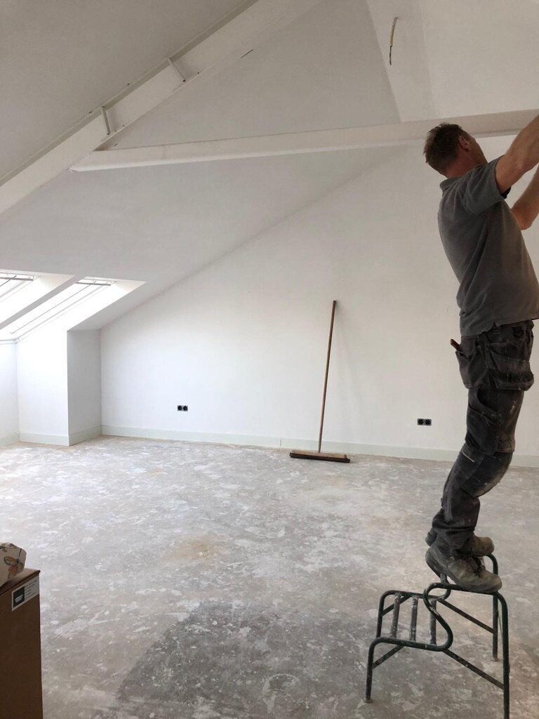 Aan het werk op de zolderverdieping tijdens het stucwerk