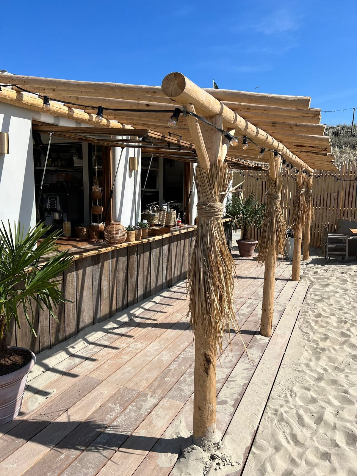 Overdekt terras van KAYUCA met houten constructie en gestucte wanden