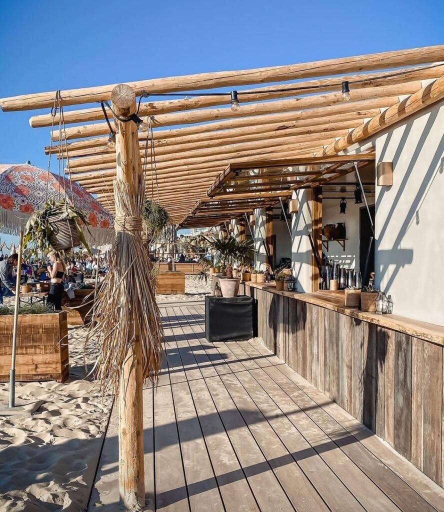 Terras van KAYUCA met zicht op de bar en de gestucte wanden