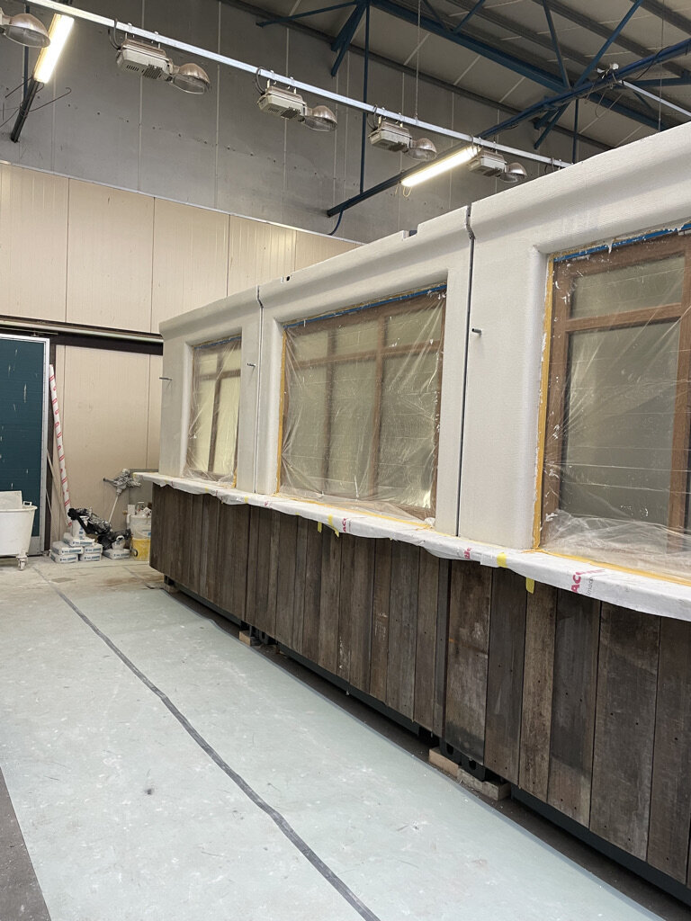 De bar in de werkplaats vlak voor het transport naar het strand