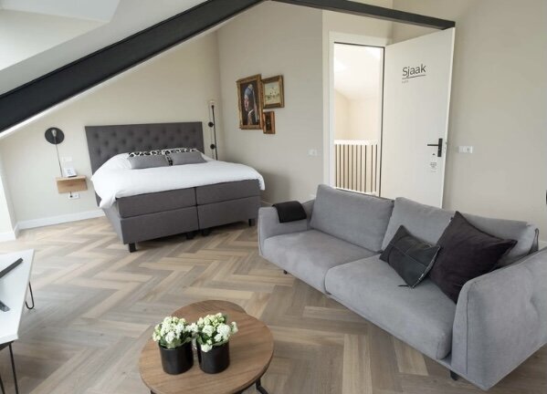 Afgewerkte suite in Bed en Breakfast De Cley met gestucte wanden en schuine kap