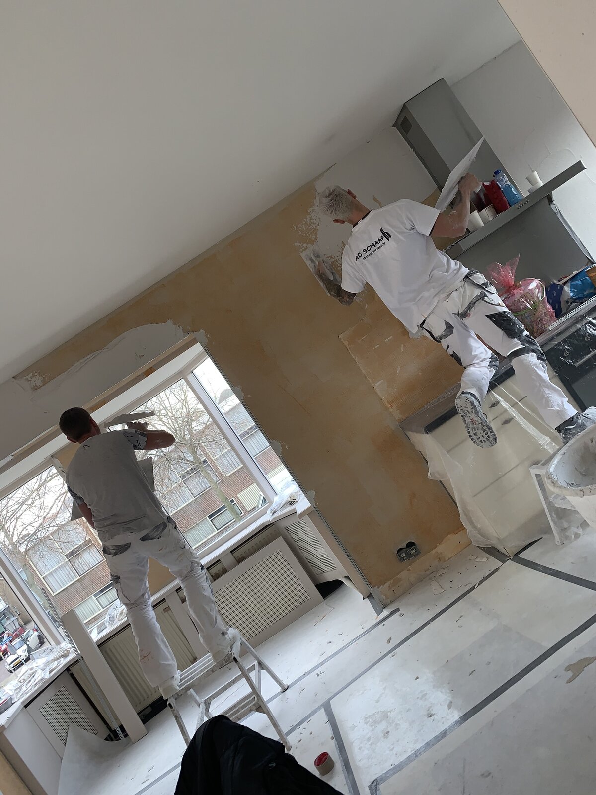 Stukadoorswerk in uitvoering in een woonkamer