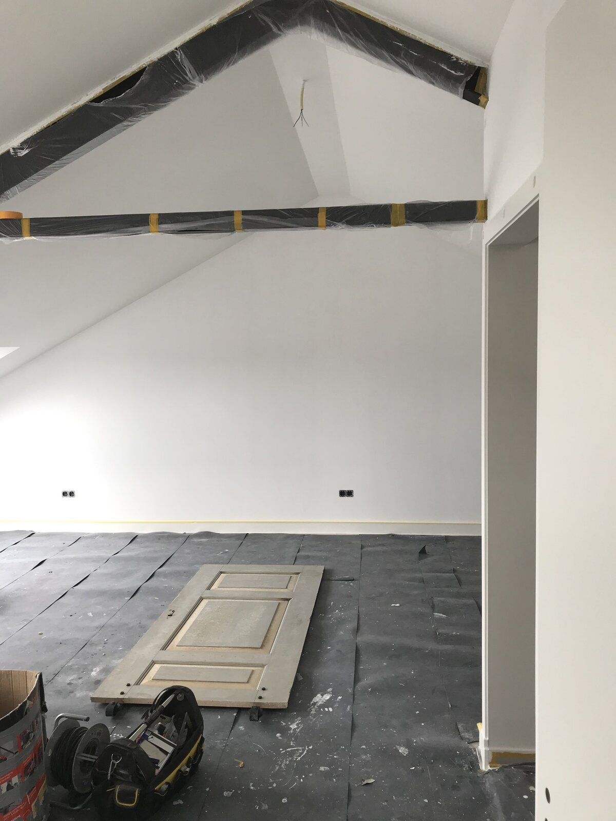 Kamer tijdens de verbouwing, de schuine kap strak afgewerkt